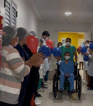 Adolescente recebe alta após transplante cardíaco no Hospital do Coração Alagoano