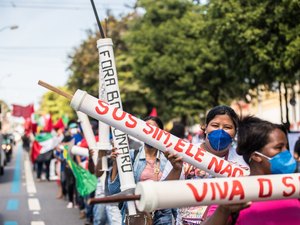 Sindicatos, partidos e movimentos sociais ocupam as ruas de Alagoas em protestos contra Bolsonaro