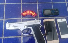 Simulacro e celulares roubados pelo suspeito