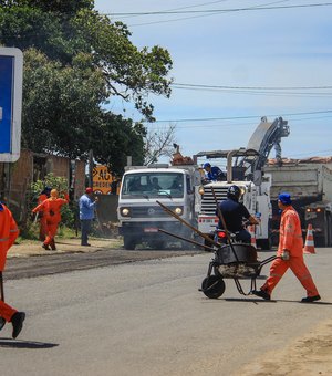 Rui Palmeira acompanha início de obras de recuperação viária de Maceió