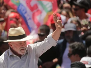 A 15 dias do 2º turno, campanha de Lula apara desavenças e muda estratégias