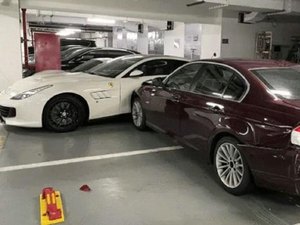 Mulher destrói Ferrari e Porsche de marido após discussão