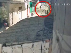 Câmera de videomonitoramento flagra execução de jovem em Arapiraca