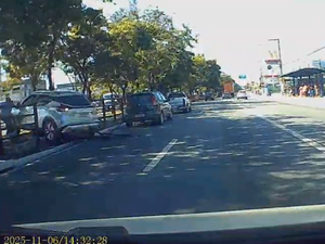 Após colisão, motorista tenta fugir, invade canteiro central e atropela motociclista