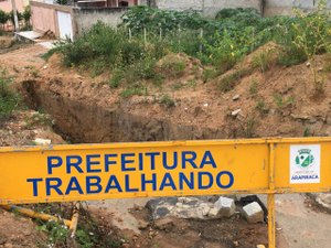 [Vídeo] Cratera aberta pela prefeitura de Arapiraca em rua esburacada causa diversos transtornos