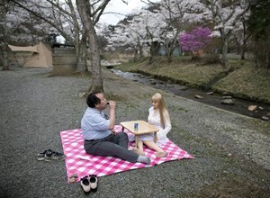 Japoneses perdem esposas e encontram o amor em bonecas de silicone