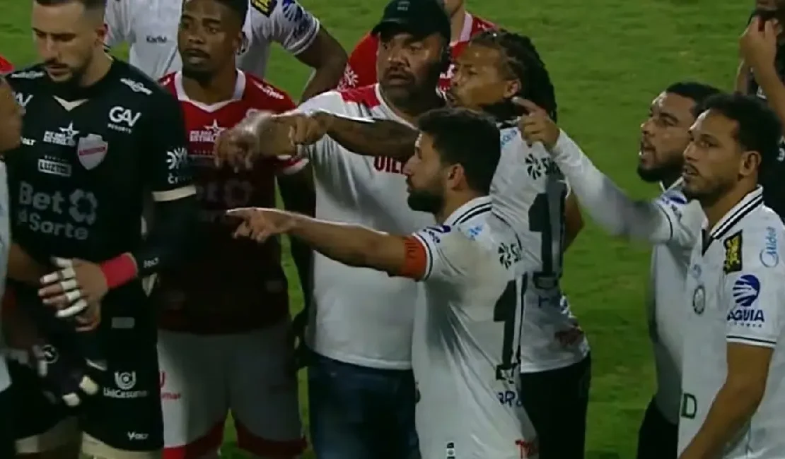 Jogadores do Operário-PR brigam com torcedores do Vila Nova em jogo da Série B