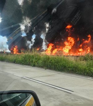Caminhão-tanque tomba e explode na BR-101 no município de São Miguel dos Campos