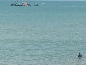 Embarcação naufraga na praia de Barreira do Boqueirão, em Japaraginga