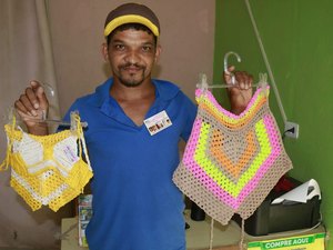 Ex-pedreiro que faz crochê vira sucesso em Maragogi