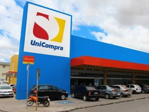 Unicompra comemora 35 anos com mega Árvore de Natal