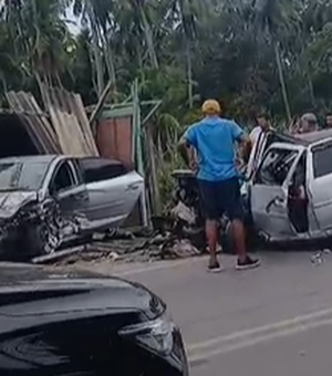 Colisão entre dois carros deixa cinco pessoas feridas na AL-101 Norte, em Maceió