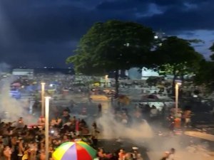 Imagens mostram confusão e bombas de gás lacrimogêneo em bloco de carnaval