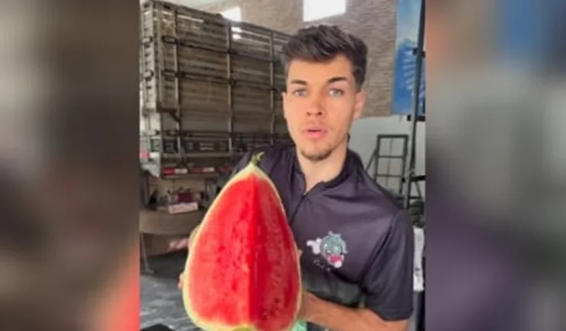 'Galã da melancia' viraliza na web ao mostrar fruta e ganhar elogios