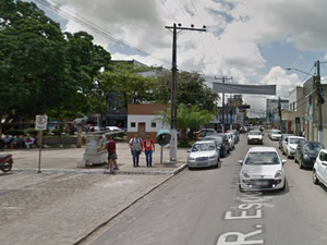 Suposto mendigo finge estar com fome para furtar celular de dona de casa em Arapiraca