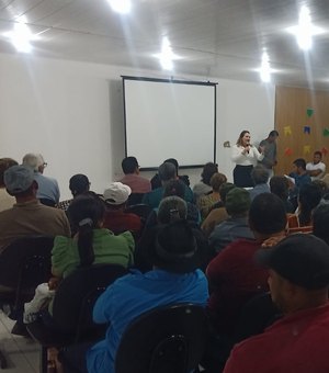 Prefeita de Porto Calvo apresenta projeto do Pátio da Feira aos feirantes
