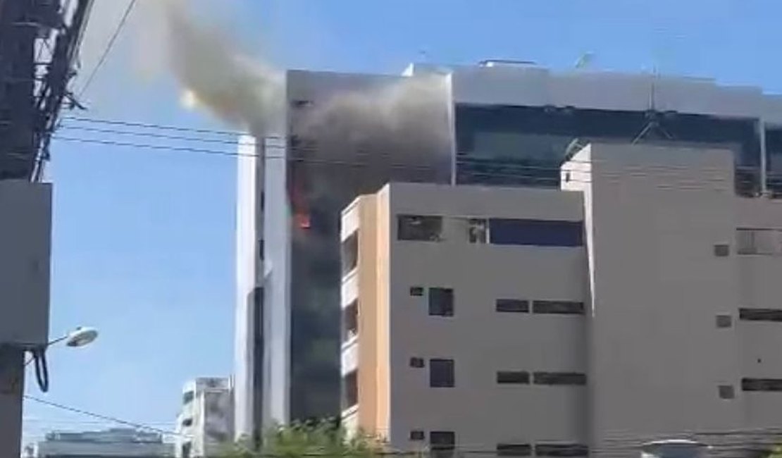 Bombeiros apontam que incêndio atingiu apenas um cômodo em incidente na Ponta Verde