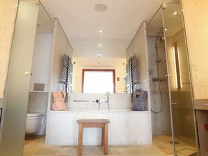 Mulher fica 'presa' em banheira durante oito dias no Reino Unido