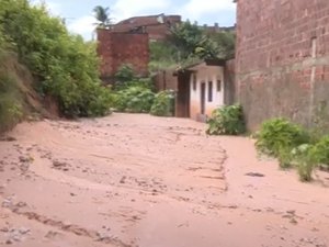 Após deslizamento de barreira, ruas na Cruz das Almas ficam cobertas de lama