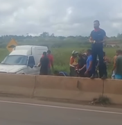 Capotamento na AL-220 deixa veículos danificados e vítimas leves em Arapiraca
