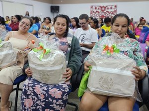 Prefeitura realiza a 1ª entrega de enxovais do projeto “Mãe Arapiraquense” de 2025