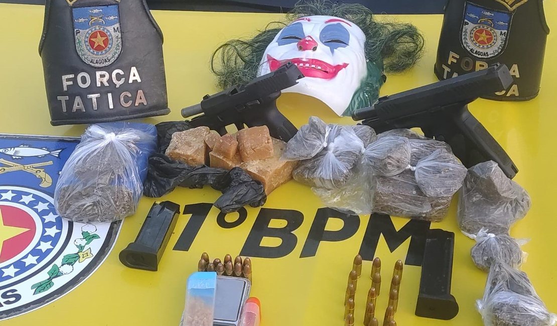 PM apreende máscara do Coringa, armas e drogas em ‘estoque’ de facção criminosa