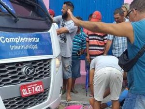 Mulher desequilibra e tem perna esmagada por micro-ônibus no interior