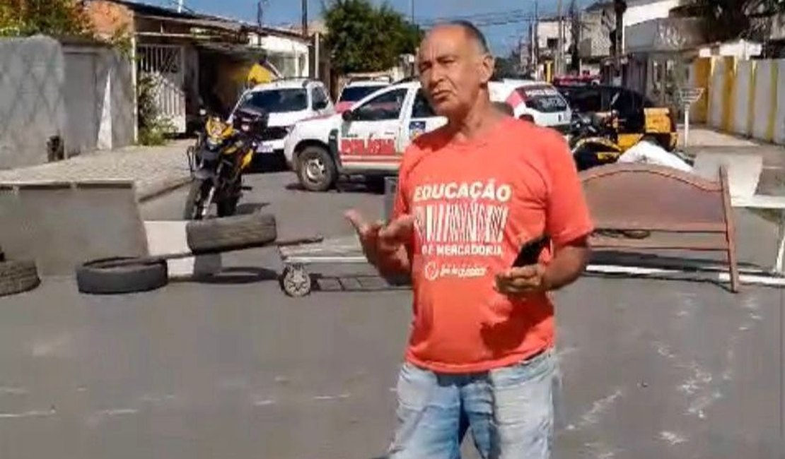 [Vídeo] Moradores do bairro Tabuleiro do Martins fecham rua em protesto contra falta de água