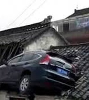 Carro cai sobre telhado de residência em Maceió