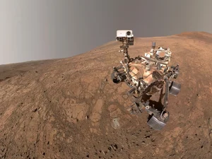 Robô da NASA faz selfie em Marte e flagra redemoinho ao fundo