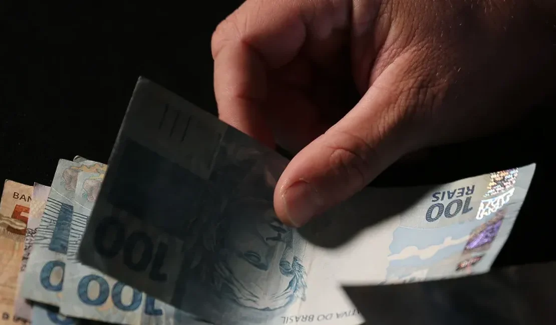 Juros, combustíveis e alimentos; o que tem feito a inflação cair, segundo analistas