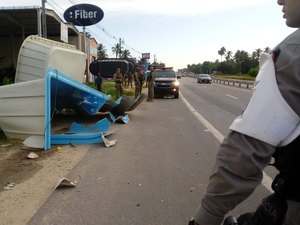 Motorista perde controle de veículo e colide em piscina