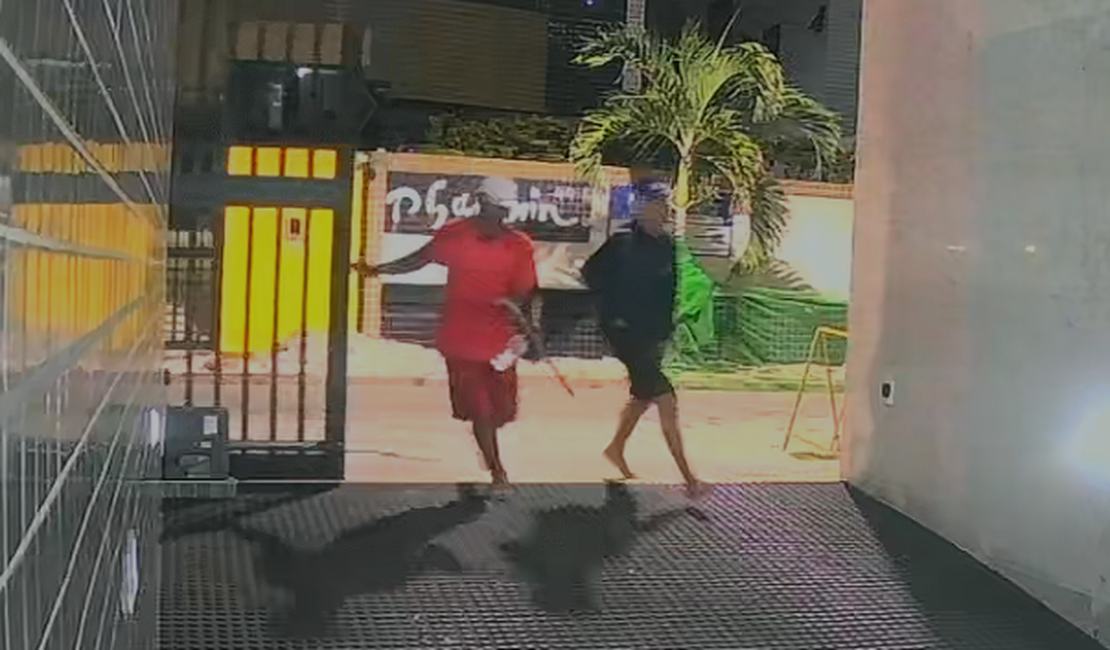 Dupla criminosa invade prédio na Ponta Verde e furta bicicletas