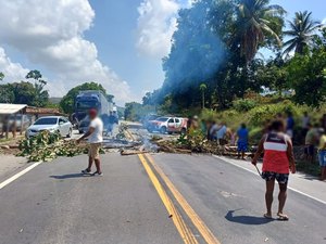 Tribo Wassu Cocal bloqueia BR-101 em protesto contra prisão de indígena