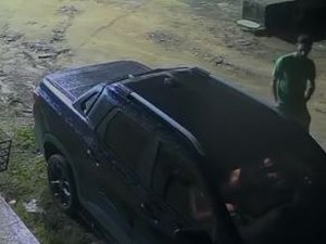 Casal estaciona carro na porta de casa e tem veículo roubado por homem armado