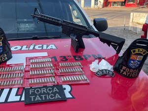 Policiais do 13º BPM apreendem simulacro de fuzil, drogas e munições