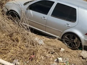 Motorista invade terreno após ser fechado por caminhão na AL-220, em Arapiraca