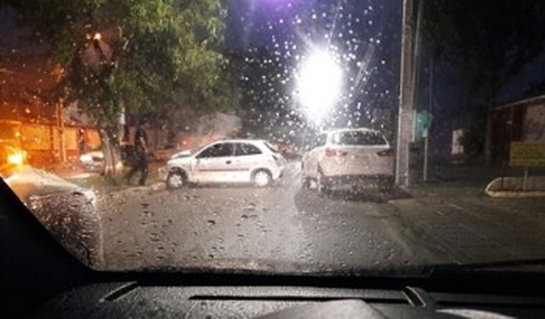 Motorista bate em Mitsubishi estacionada na Avenida Ceci Cunha, em Arapiraca