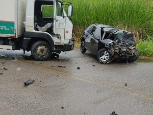 Colisão entre caminhão e carro deixa homem morto em Porto Calvo
