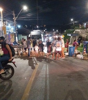 Moradores do Bebedouro bloqueiam Ladeira Benedito Silva em protesto contra a falta de água