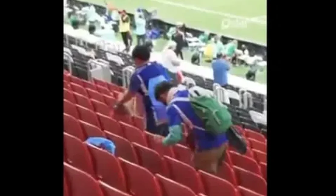 Torcedores japoneses são flagrados recolhendo lixo em jogo da Copa do Mundo