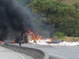 [Vídeo] Carreta com carga de papel tomba e pega fogo na BR-101