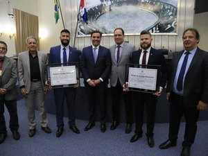 Presidente representa Câmera em homenagem a delegados na ALE