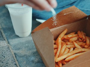 Adolescente fica cego por causa de alimentação à base de batatas fritas