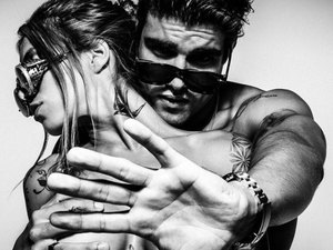 Caio Castro publica uma foto nas redes sociais e mostra mulher nua