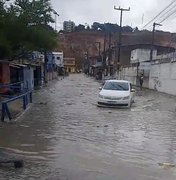 Córrego transborda e causa transtornos na Grota do Arroz, em Maceió