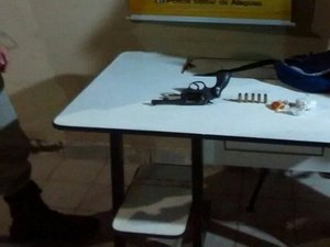 Após denúncia anônima, polícia militar prende jovens com arma de fogo e drogas
