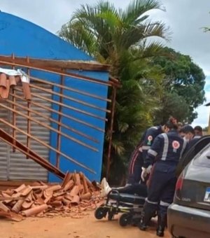 Motorista perde o controle e carro derruba telhado de casa em Arapiraca