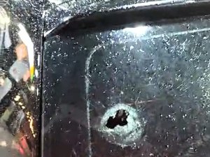 [Vídeo] Criminosos tentam roubar carro, atiram contra veículo e motorista sai ileso no Poço