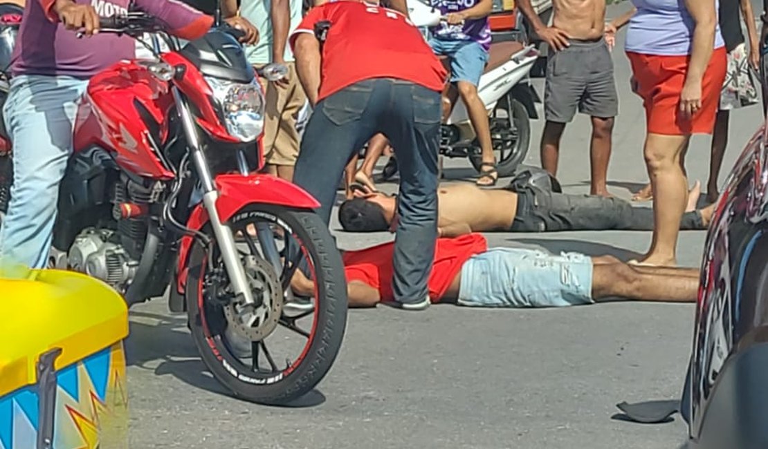 Dois homens ficam feridos após colisão moto e carro e Maceió